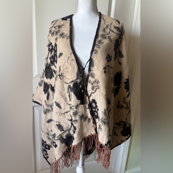 Andrew Marc New York Reversible fringed poncho - Picture 6 of 6